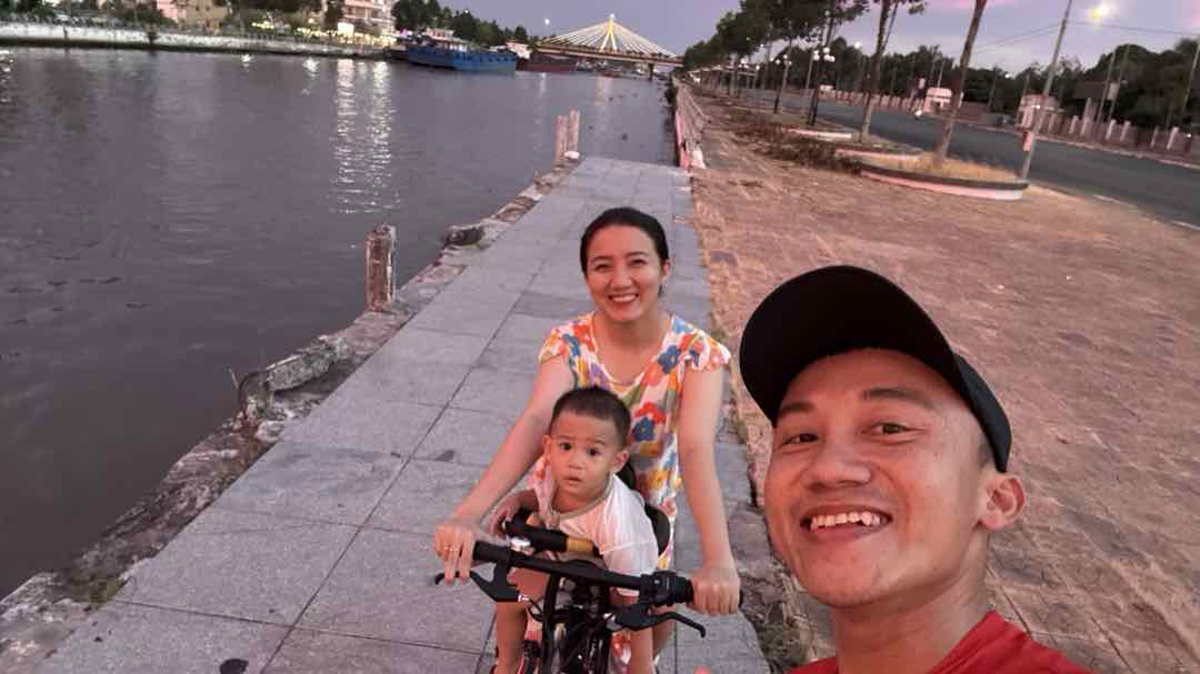 Gia đình Kỹ sư Quang bên bờ sông buổi chiều