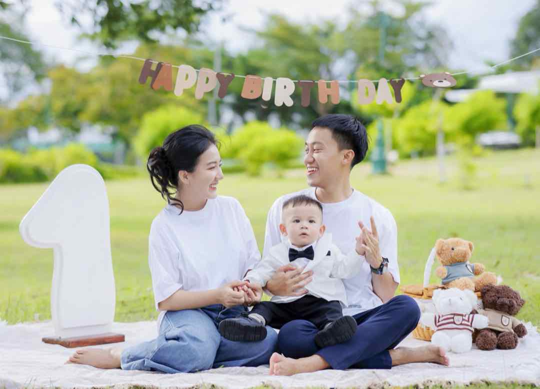 Gia đình Kỹ sư Quang trong ngày sinh nhật đầu tiên của con